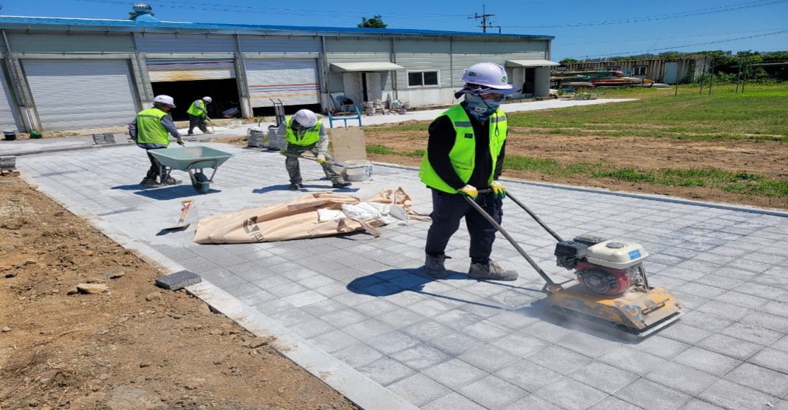 인조화강블록 포장(규사포설 및 컴팩트 다짐)